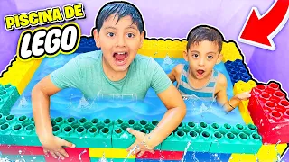 CONSTRUIMOS PISCINA DE LEGOS GIGANTES EN MI CASA! | Karim Juega