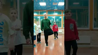 HIP-HOP DANCE TUTORIAL. PATY MACHINE. УЧИМСЯ ТАНЦЕВАТЬ ХИП-ХОП С УЧЕНИКАМИ! #shorts #танцы #обучение