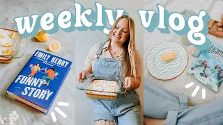 WEEKLY SPRING VLOG  a new favorite fantasy, a very disappointing read, lemon recipe & picnic! 🍋