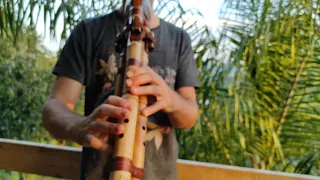 Flauta tripla afinada em F.