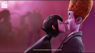 Hotel Transylvania: Mavis und Johnny küssen sich