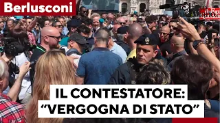 "Vergogna di Stato", contestatore espone il cartello ai funerali di Berlusconi e viene aggredito