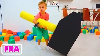 Nikita, Vlad et maman jouent avec des cubes colorés