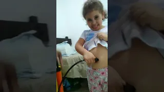 Enchendo a barriga da minha sobrinha com bomba de pneu kkkkk