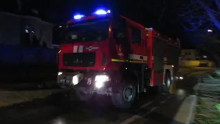 Ukrainian Firetruck МАЗ 530927 Responding to fire with lights,siren,air-horns and PA.
