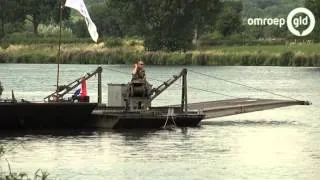 Defensie bouwt aan de pontonbrug bij Cuijk