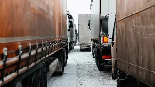 Фуры застряли в снежном плену на трассе М-7 в Татарстане. Открыты мобильные пункты питания