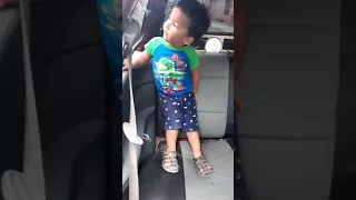 Niño bailando pa riba pa bajo