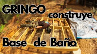 Gringo construye base de baño