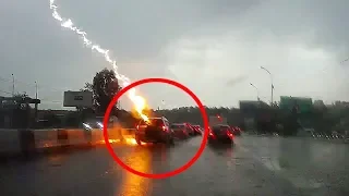 Молния ударила в машину во время движения