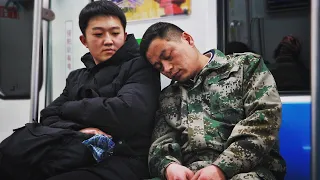 When a migrant worker fell asleep on a stranger's shoulder, what would happen?（Social Experiment)
