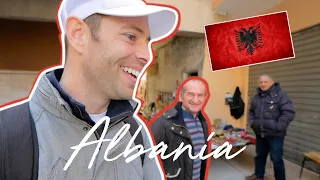 این آلبانیایی ها کنجکاو و مهربان بودند | قدم زدن در بازار قدیمی شهر در ولوله | قهوه