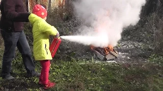 Тестируем огнетушители и учим детей ими пользоваться