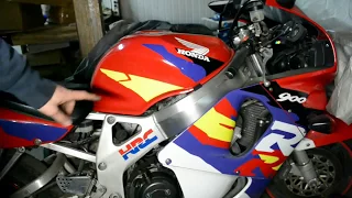 Пробуждение зверя: запуск двигателя мотоцикла Honda CBR919RR Fireblade после зимней стоянки.