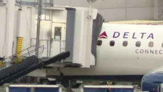 Woman on flight to DTW tries to open plane emergency door