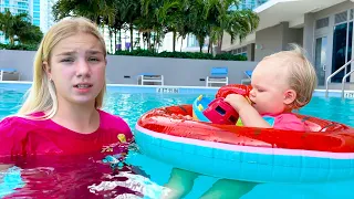 Maggie is swimming with puppy Shanti and little Naomi in the swimming pool!