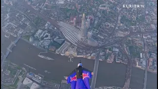 Extremsportler fliegen mit Wingsuit durch Tower Bridge