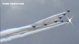 La Patrouille de France survole Paris le 8 aout 2021 pour la Passation des Jeux Olympiques 2024