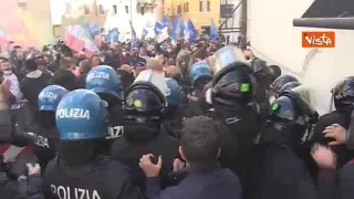 Tensione a Piazza Montecitorio, la polizia carica i manifestanti