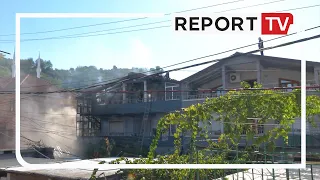 Report TV - Zjarr në banesën 3-katëshe në Tiranë, rrugica e ngushtë pengesë për zjarrfikësit!