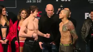 #UFCNewJersey Olivier Aubin-Mercier presents Carlos Diego Ferreira maple syrup at weigh ins