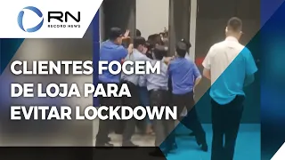 Clientes fogem de loja após autoridades imporem lockdown