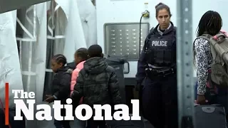 What happens at an illegal border crossing | Raw video