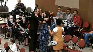 Mulher repreende pastor que tentou abraçá-la após profecia!