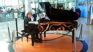 Pianist in La defense