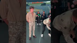 Ryan Seacrest messing with Charlie Puth’s perfect pitch backstage at Wango Tango 2022