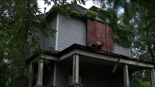 What`s happening to thousands of abandoned Chicago houses? Homeowners hide, houses crumble