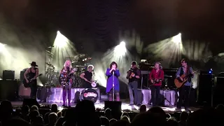 Heart performs Led Zeppelin’s “Battle of Evermore”