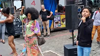 A MULHER DE BOLSO 👜 PERDEU A CABEÇA E COMEÇOU DANÇAR 💃 ATÉ O CHÃO QUANDO O GAROTO CANTAR 🎤