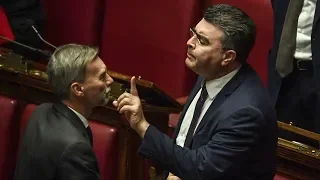 Итальянский парламент утвердил бюджет, но итальянцы обеспокоены