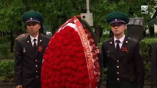 Глава КЧР Рашид Темрезов возложил цветы к мемориалу "Огонь Вечной славы" в Черкесске
