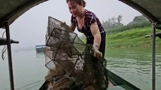 Visit shrimp and fish traps in the river. They have large shrimp nests