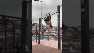 Как вам связочка? #shorts #calisthenics #freestyle #workout #strongworkots #street #турник #foryou