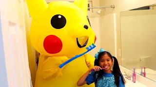 Wendy Se Cepilla Los Dientes | Rutina de Mañana con Pikachu Gigante de Pokémon