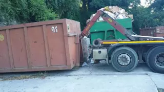 Genio con camion iveco stralis 430 scarrabile con gru in manovra carica e scarica cassoni