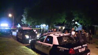 Man shot to death outside SE Houston house