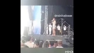 Ivete Sangalo com ciumes manda recado para o marido durante o show!!! Veja