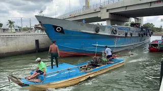 trong lúc đóng cống có rất nhiều phương tiện liều mình vượt ẩu