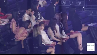 청하 수상소감듣고 있는 트와이스 (TWICE) [4K 직캠]@181106 락뮤직