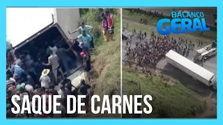 Caminhão com carne tomba e é saqueado na Rodovia Régis Bittencourt