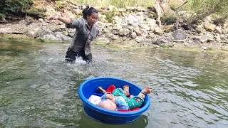It's a pity that the mother carelessly let her child drift down the river