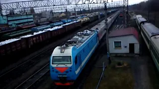 Электровоз ЭП1М-486 с пассажирским поездом прибывает на станцию Елец