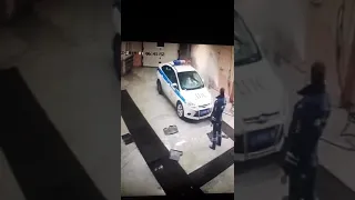 Как сотрудники дпс моют служебное авто) видео скрытой камерой