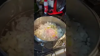 The secret to getting rid of the smell of chicken when cooking chicken.