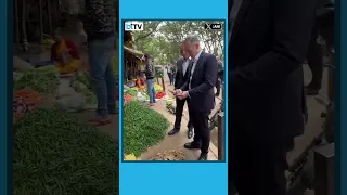 Video Of German Minister Buys Veggies From Roadside Vendor Using India's UPI
