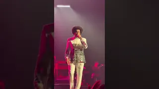 Maxwell performing “Pretty Wings” live at the FTX Arena on The Night Tour  (5/8/22)